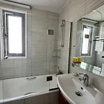 Queens Boutique 2br